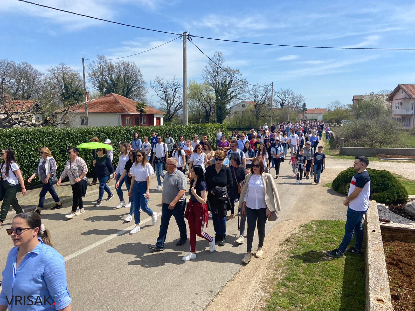 Veliki broj vjernika na Putu križa od Uzarića do Širokog Brijega