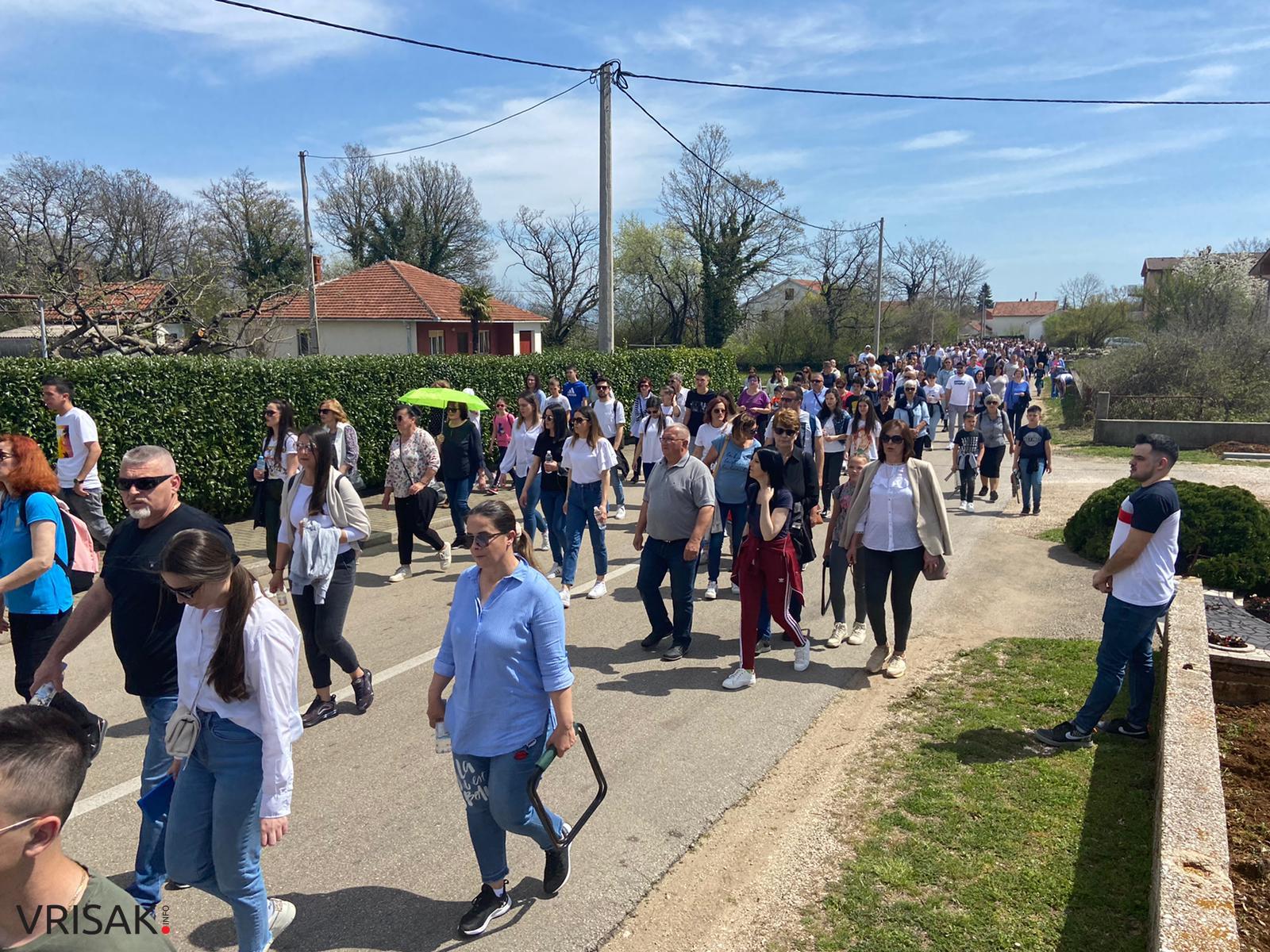 Veliki broj vjernika na Putu križa od Uzarića do Širokog Brijega