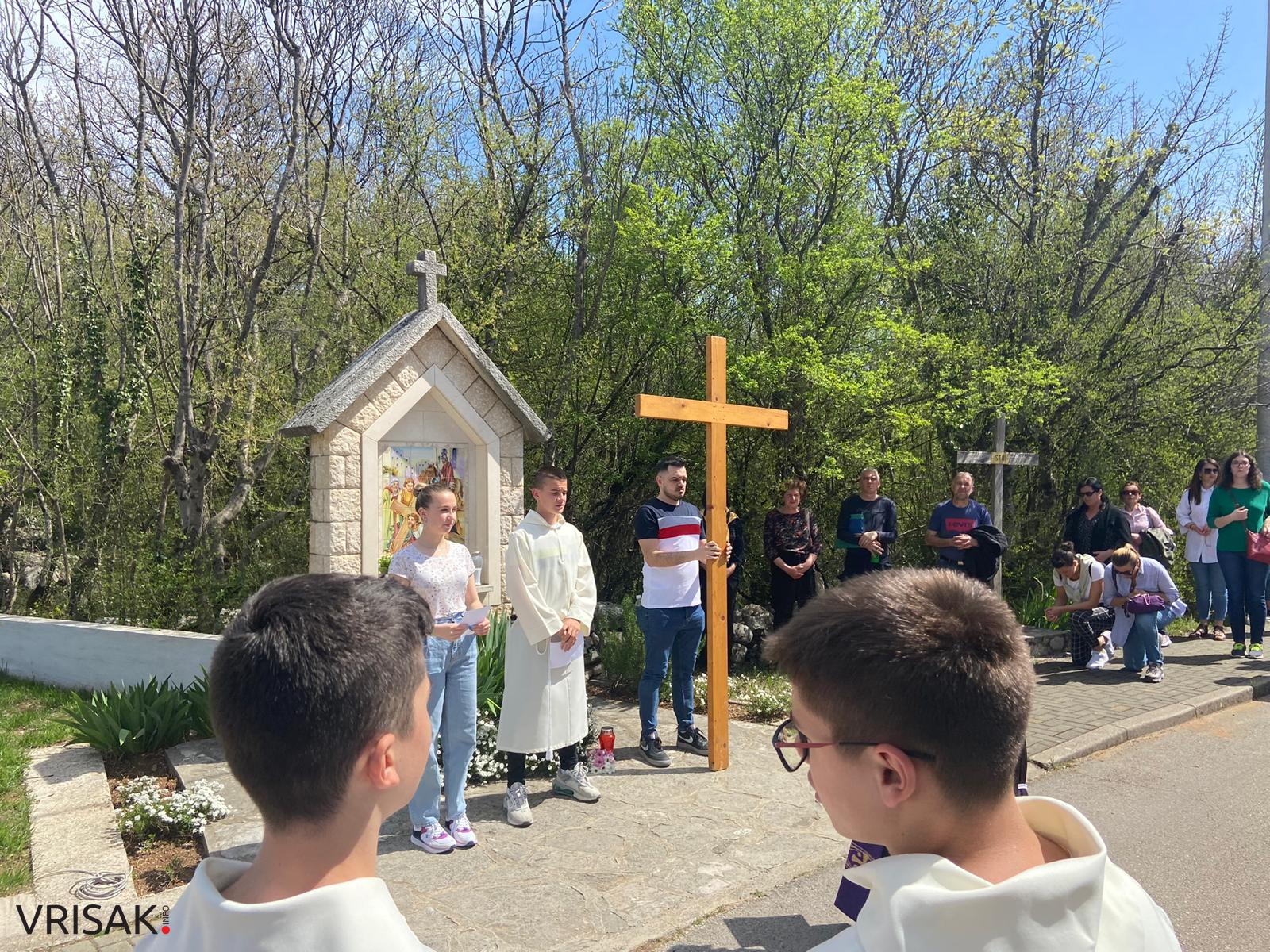 Veliki broj vjernika na Putu križa od Uzarića do Širokog Brijega