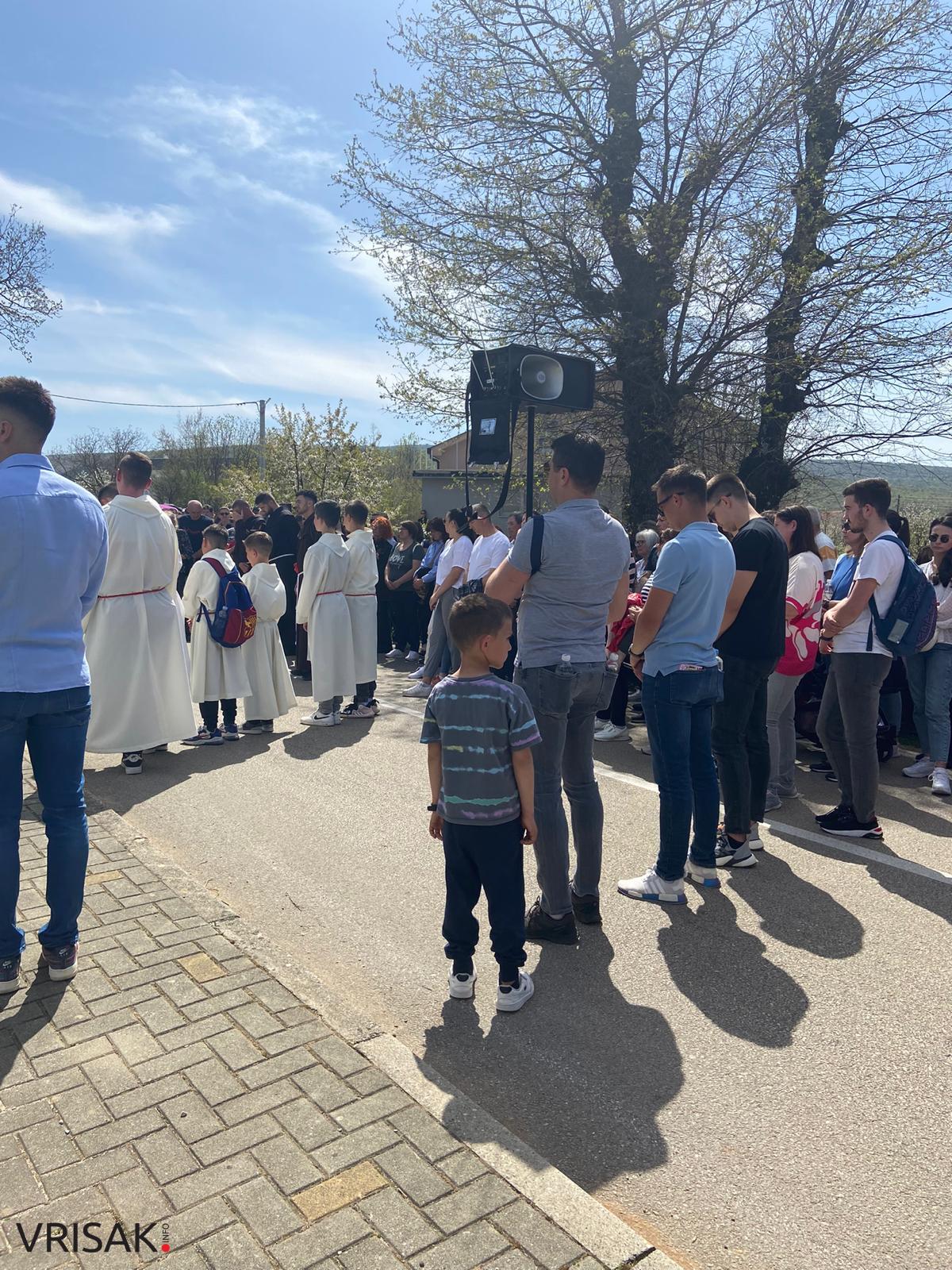 Veliki broj vjernika na Putu križa od Uzarića do Širokog Brijega