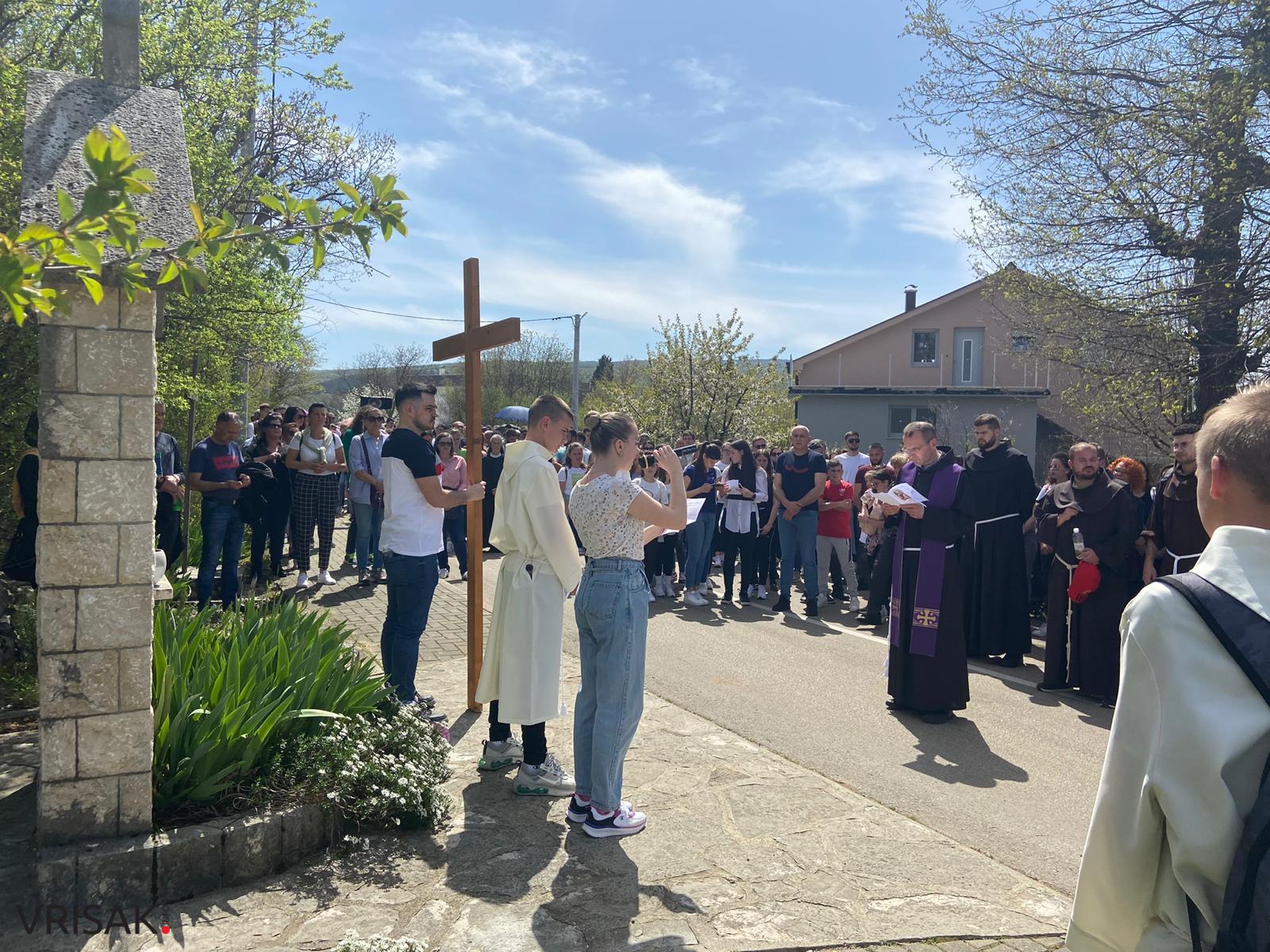 Veliki broj vjernika na Putu križa od Uzarića do Širokog Brijega