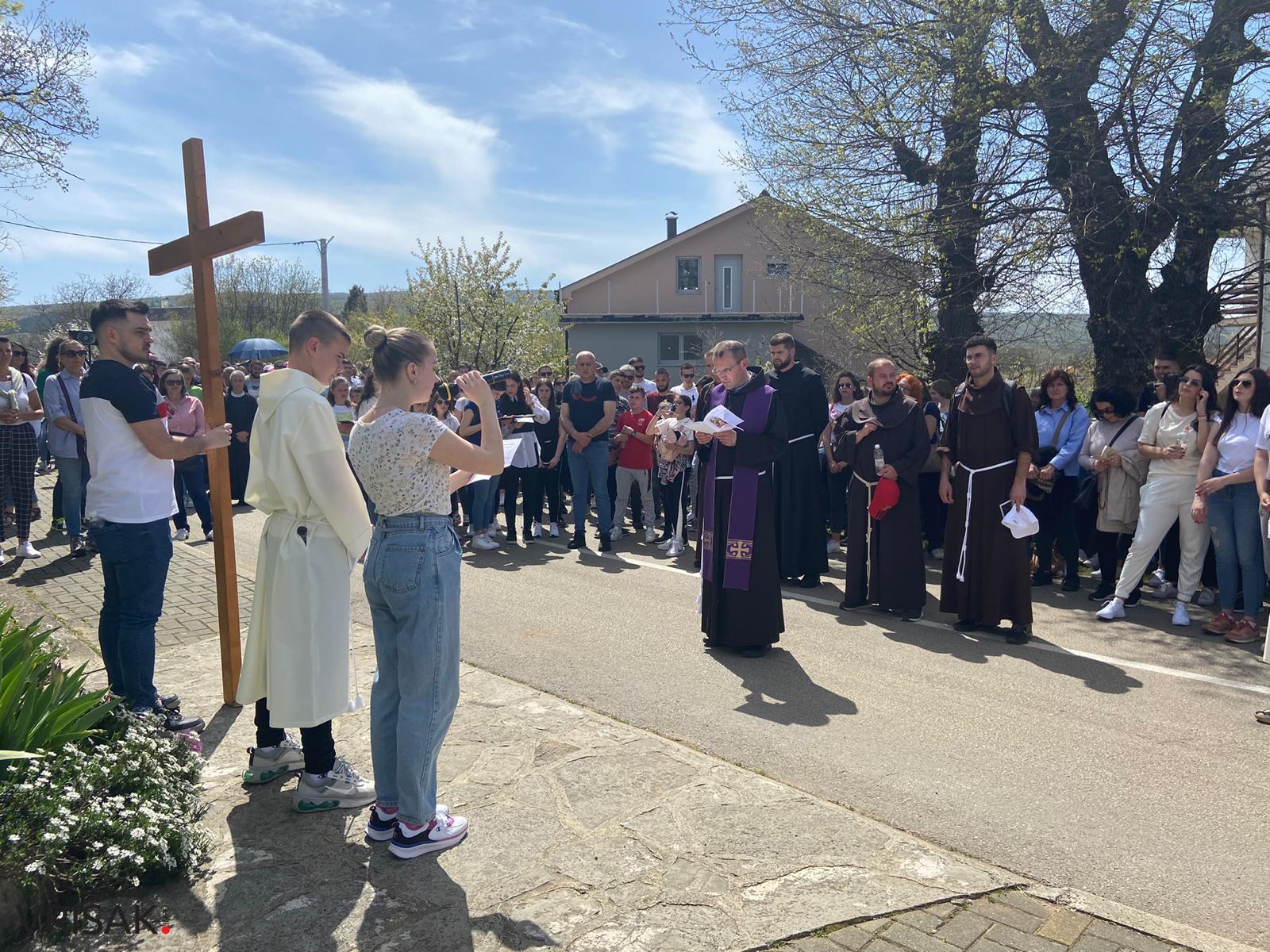 Veliki broj vjernika na Putu križa od Uzarića do Širokog Brijega