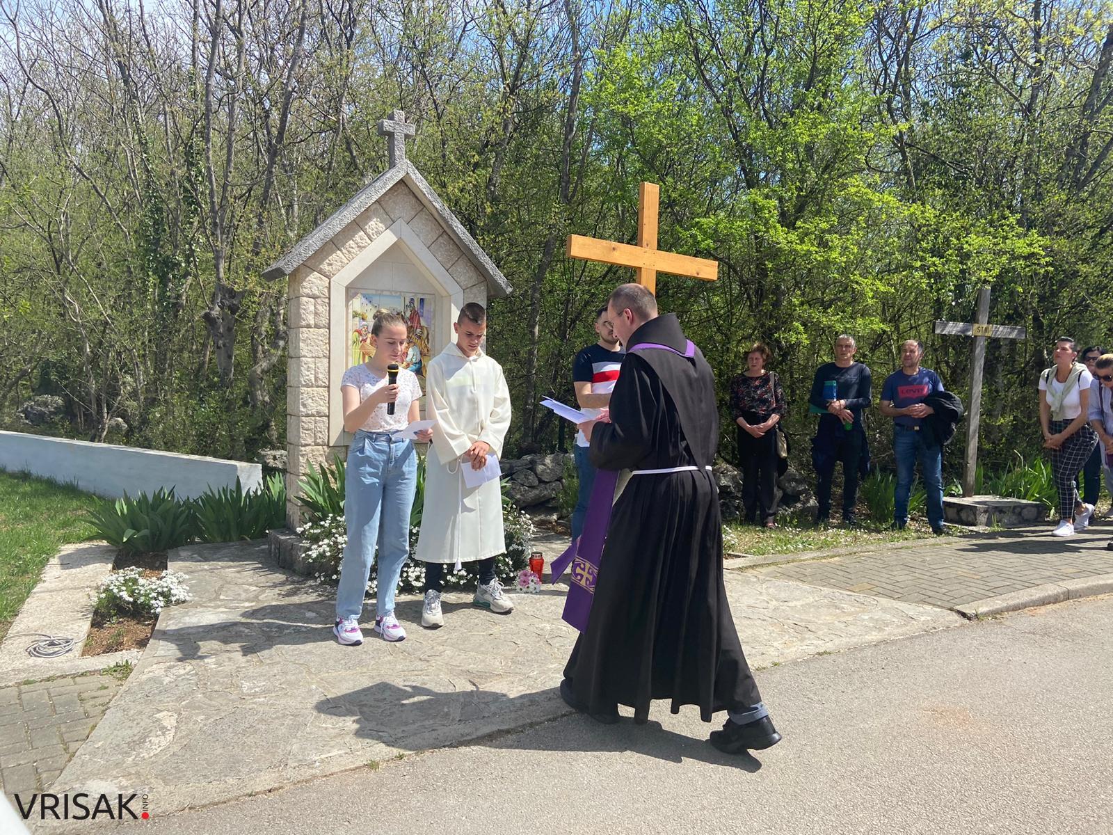 Veliki broj vjernika na Putu križa od Uzarića do Širokog Brijega
