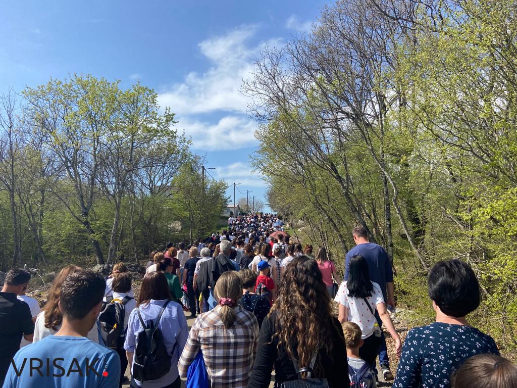 Veliki broj vjernika na Putu križa od Uzarića do Širokog Brijega