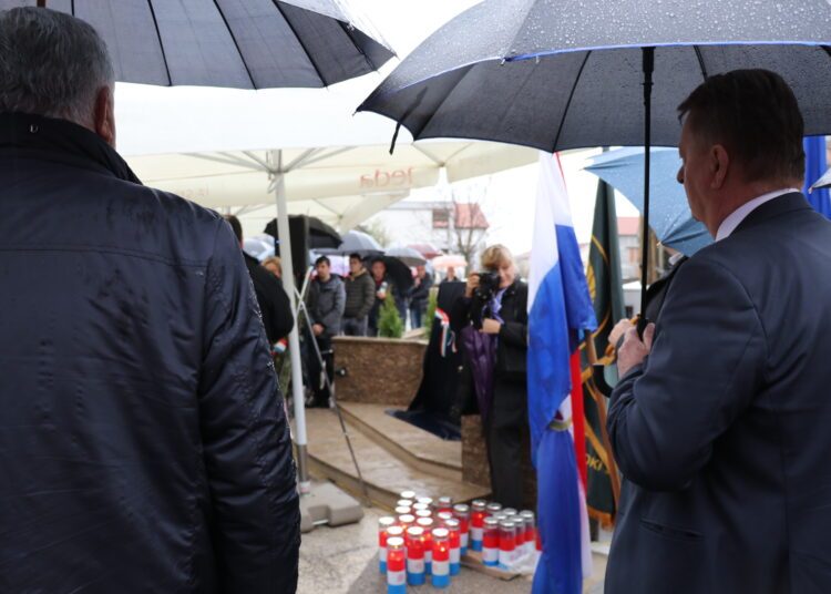 Otkrivena spomen ploča za šestero Širokobriježana poginulih u raketiranju zločinačke JNA