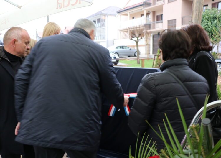 Otkrivena spomen ploča za šestero Širokobriježana poginulih u raketiranju zločinačke JNA