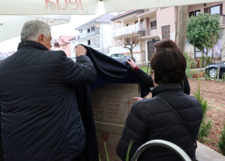 Otkrivena spomen ploča za šestero Širokobriježana poginulih u raketiranju zločinačke JNA