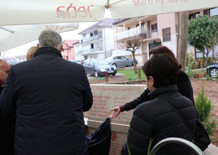Otkrivena spomen ploča za šestero Širokobriježana poginulih u raketiranju zločinačke JNA