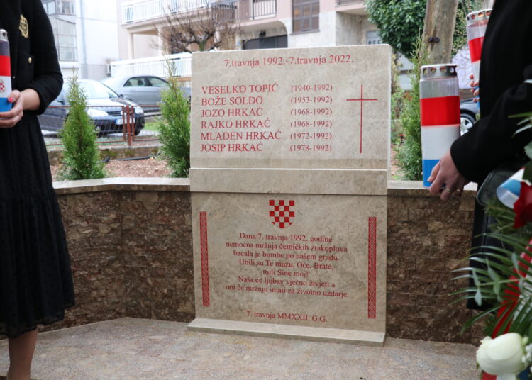 Otkrivena spomen ploča za šestero Širokobriježana poginulih u raketiranju zločinačke JNA