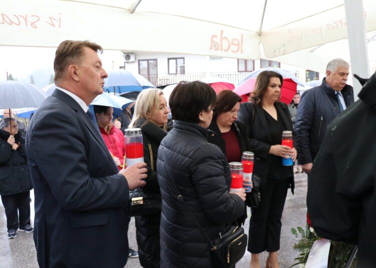 Otkrivena spomen ploča za šestero Širokobriježana poginulih u raketiranju zločinačke JNA