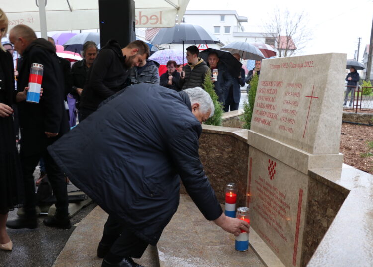 Otkrivena spomen ploča za šestero Širokobriježana poginulih u raketiranju zločinačke JNA