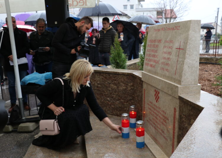 Otkrivena spomen ploča za šestero Širokobriježana poginulih u raketiranju zločinačke JNA