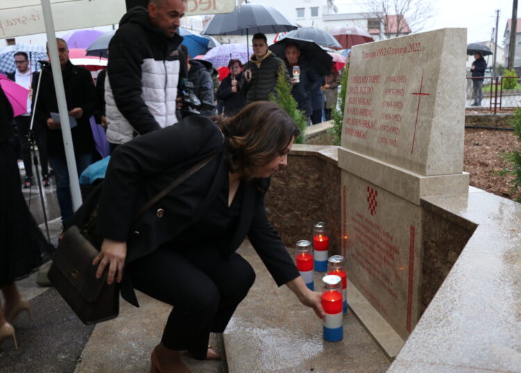 Otkrivena spomen ploča za šestero Širokobriježana poginulih u raketiranju zločinačke JNA