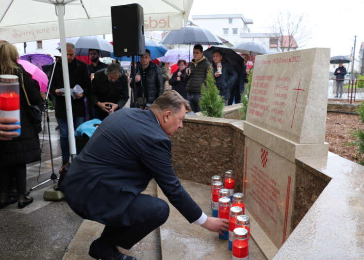 Otkrivena spomen ploča za šestero Širokobriježana poginulih u raketiranju zločinačke JNA