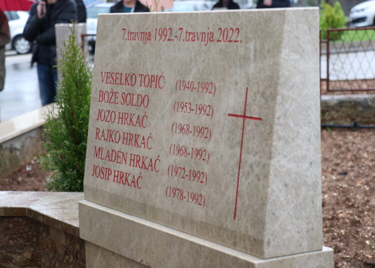 Otkrivena spomen ploča za šestero Širokobriježana poginulih u raketiranju zločinačke JNA