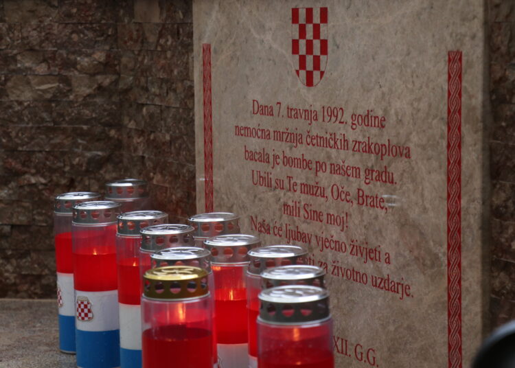 Otkrivena spomen ploča za šestero Širokobriježana poginulih u raketiranju zločinačke JNA