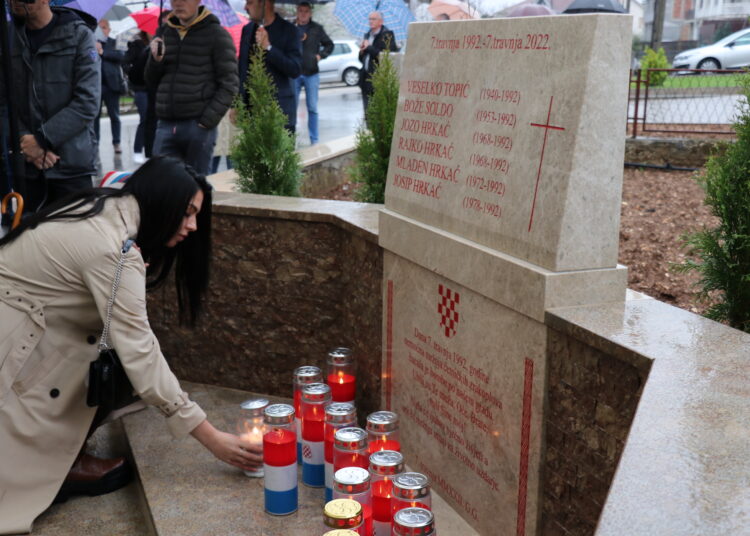 Otkrivena spomen ploča za šestero Širokobriježana poginulih u raketiranju zločinačke JNA