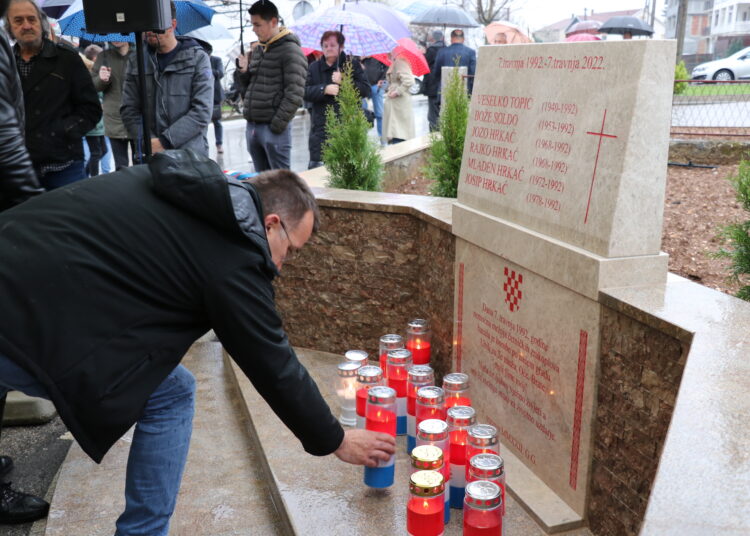 Otkrivena spomen ploča za šestero Širokobriježana poginulih u raketiranju zločinačke JNA