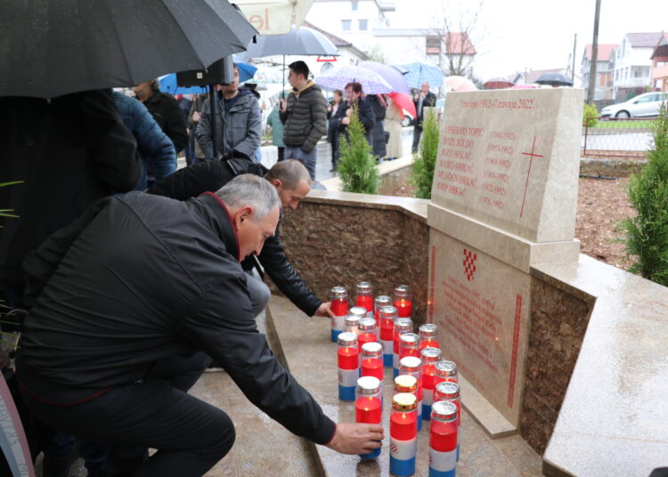Otkrivena spomen ploča za šestero Širokobriježana poginulih u raketiranju zločinačke JNA