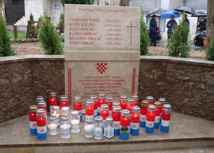 Otkrivena spomen ploča za šestero Širokobriježana poginulih u raketiranju zločinačke JNA