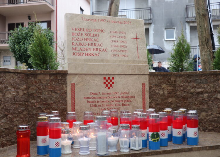 Otkrivena spomen ploča za šestero Širokobriježana poginulih u raketiranju zločinačke JNA