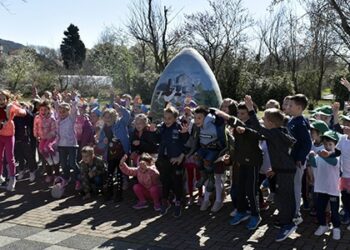 Ljubuški: U gradskom parku postavljena dvometarska pisanica