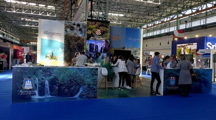 Predsjednik Vlade ŽZH Zdenko Ćosić na Sajmu gospodarstva Mostar 2022. obišao štand Županije Zapadnohercegovačke