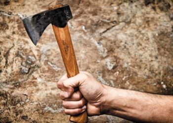 Muškarac sjekirom demolirao skupocjeni Audi, misleći da je vlasnik njegov šef