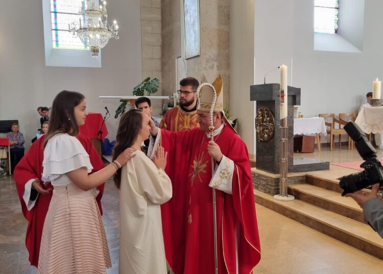 Svečano u Širokom Brijegu: 244 krizmanika primilo darove Duha Svetoga