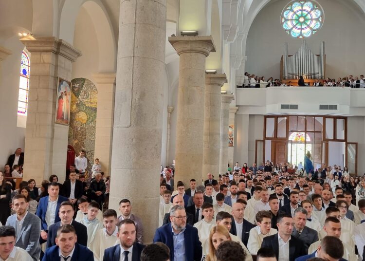 Svečano u Širokom Brijegu: 244 krizmanika primilo darove Duha Svetoga