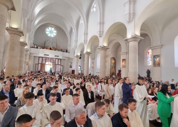 Svečano u Širokom Brijegu: 244 krizmanika primilo darove Duha Svetoga