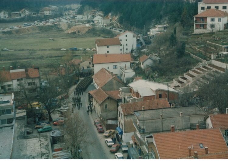 Pogledajte fotografije iz Širokog Brijega 1995. godine, s 1. obljetnice 2. gardijske brigade HVO-a