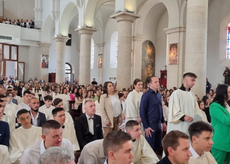 Svečano u Širokom Brijegu: 244 krizmanika primilo darove Duha Svetoga