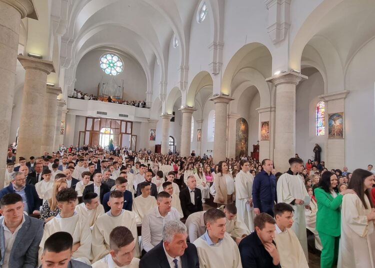 Svečano u Širokom Brijegu: 244 krizmanika primilo darove Duha Svetoga