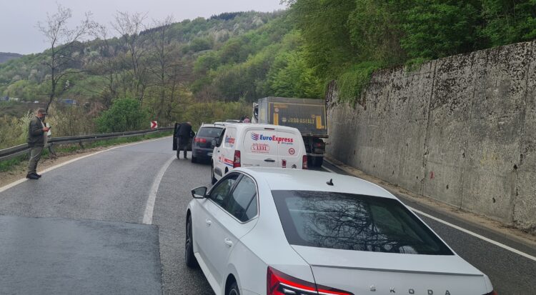 Veliki zastoj kod tunela Ivan zbog prometne nesreće