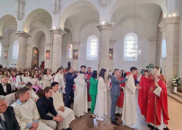 Svečano u Širokom Brijegu: 244 krizmanika primilo darove Duha Svetoga