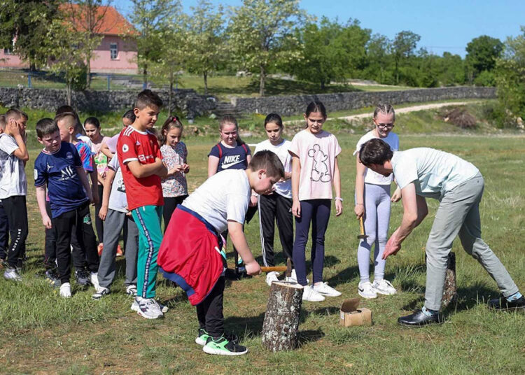 U Rasnu održane Stare školske igre
