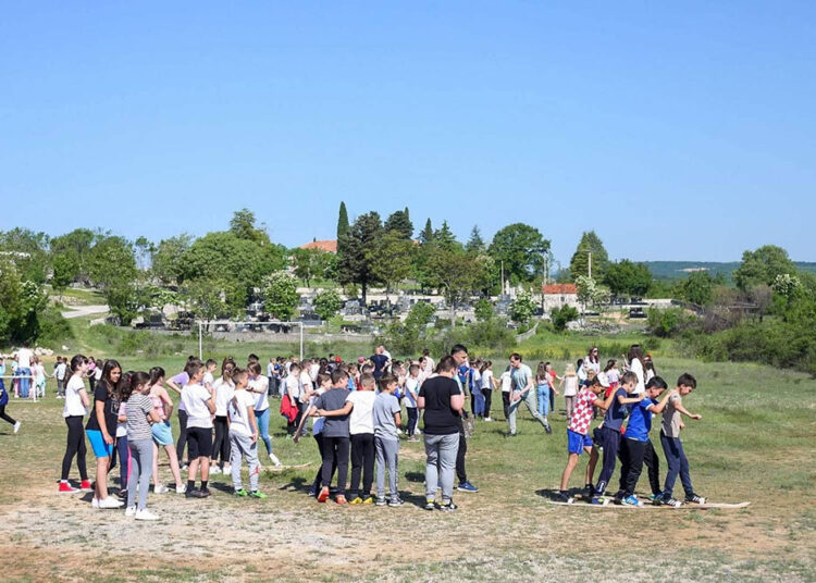 U Rasnu održane Stare školske igre