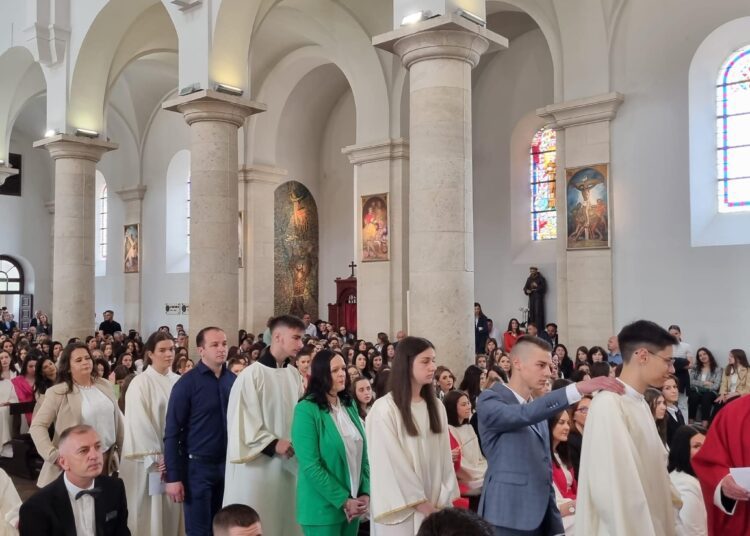 Svečano u Širokom Brijegu: 244 krizmanika primilo darove Duha Svetoga