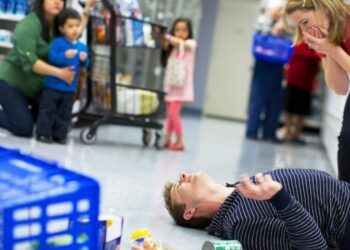 Čovjeku pozlilo ispred zgrade Elektroprivrede u Mostaru, spašavali ga građani i hitna