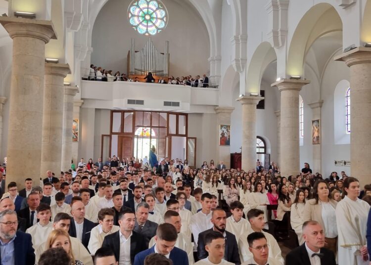 Svečano u Širokom Brijegu: 244 krizmanika primilo darove Duha Svetoga