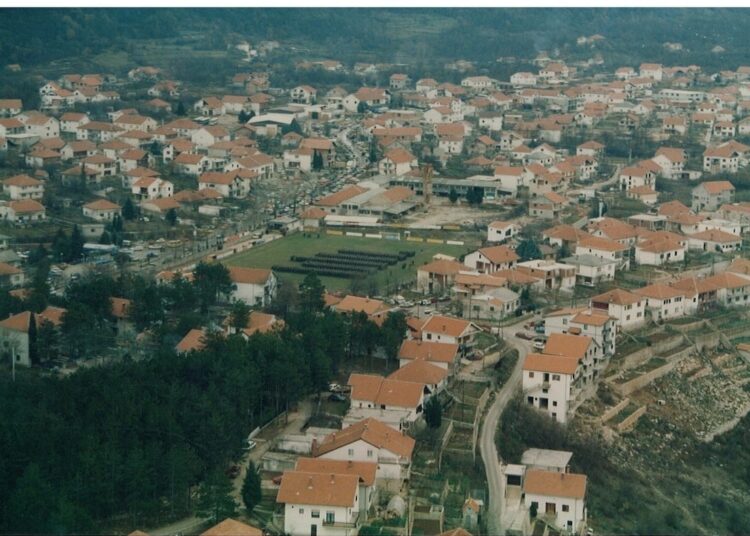 Pogledajte fotografije iz Širokog Brijega 1995. godine, s 1. obljetnice 2. gardijske brigade HVO-a