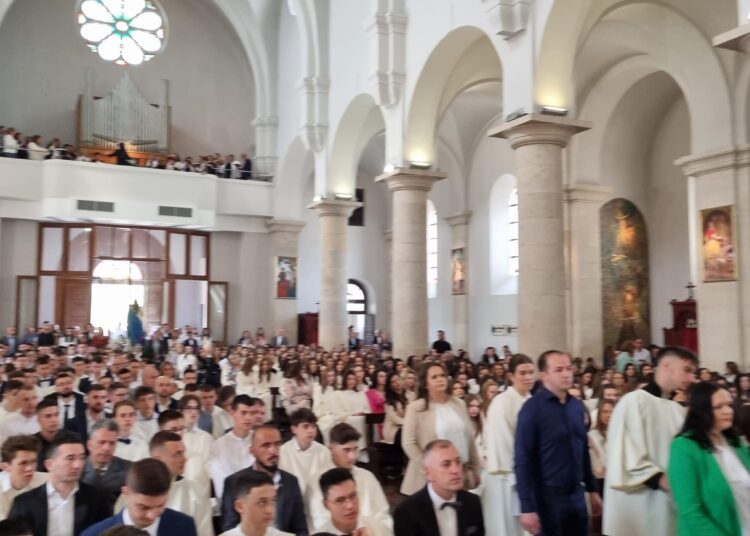 Svečano u Širokom Brijegu: 244 krizmanika primilo darove Duha Svetoga