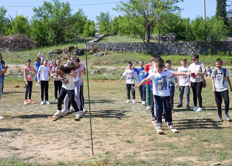 U Rasnu održane Stare školske igre