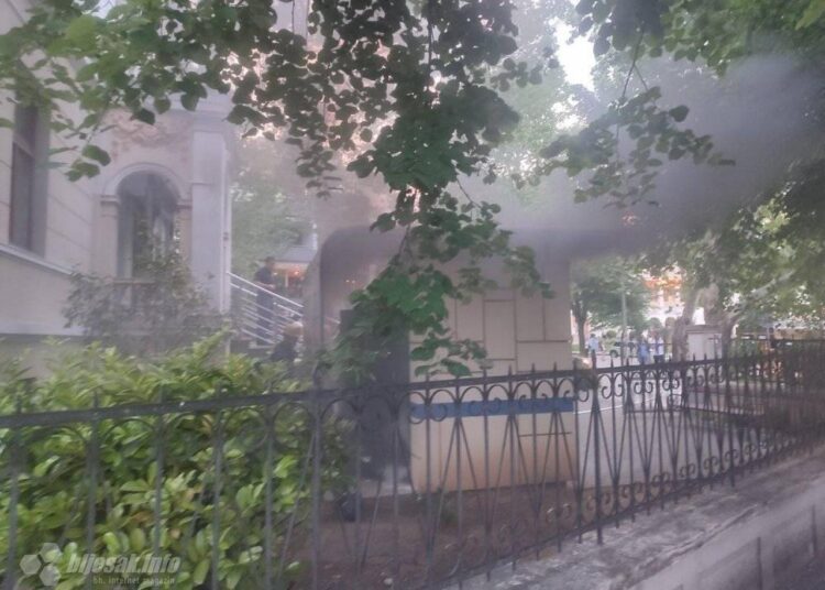 Mostar: Požar na Rondou, gorio bankomat