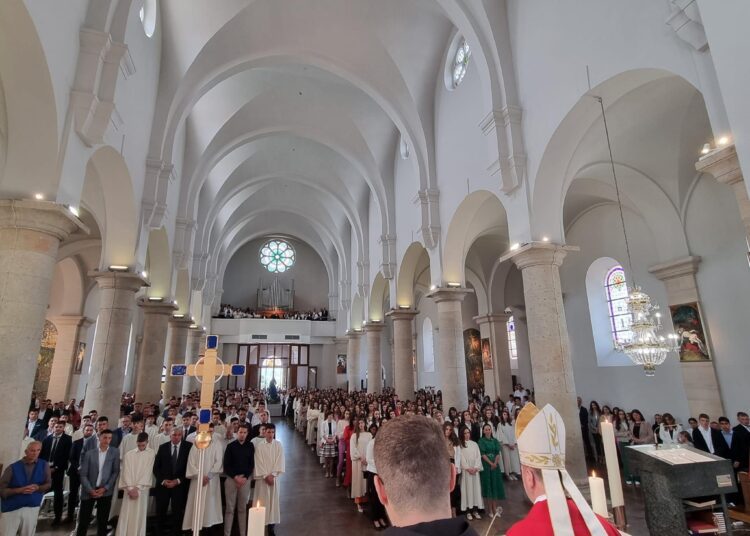 Svečano u Širokom Brijegu: 244 krizmanika primilo darove Duha Svetoga