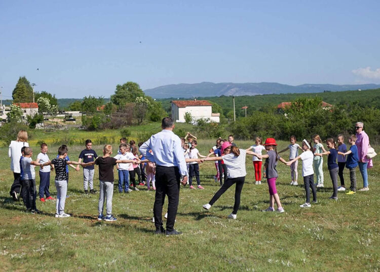 U Rasnu održane Stare školske igre