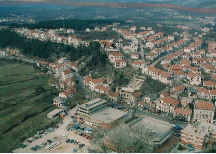 Pogledajte fotografije iz Širokog Brijega 1995. godine, s 1. obljetnice 2. gardijske brigade HVO-a