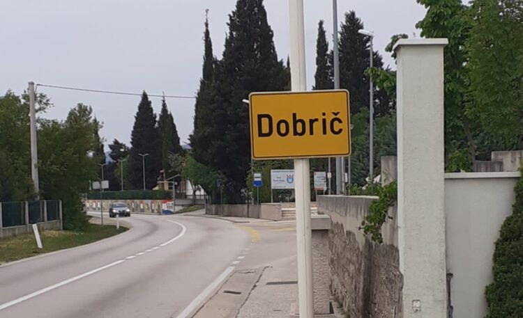 Spomenik zaustavljanju tenkova JNA u Pologu ili Dobriču?