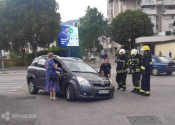 Mostar: Automobil upao u šaht